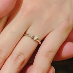 【アイプリモ(I-PRIMO)の口コミ】 メレタイプのデザインですが、サイドが1粒ダイヤなのでゴージャス過ぎずか…