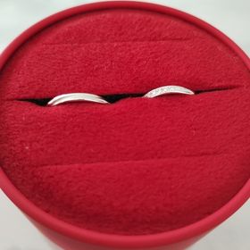 【AFFLUX(アフラックス)の口コミ】 シンプルでわたしたちの指や時計に合うストレートのデザイン、色であった…