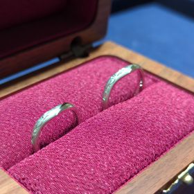 【MIORING(ミオリング)の口コミ】 左右で異なるデザインなのが魅力です。職人さんによる手づくりで、指につ…