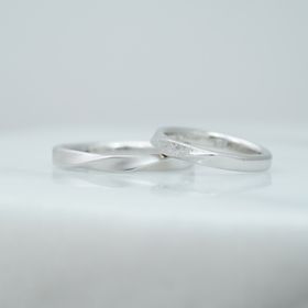 【THREE TREES(スリーツリーズ)の口コミ】 シンプルなデザインながらも
1部をマットにしたり細かいダイヤモンドを
埋…