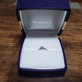 【俄(にわか)の口コミ】 婚約指輪は記念日や特別なお出かけの時に、結婚指輪と重ね付けして使える…