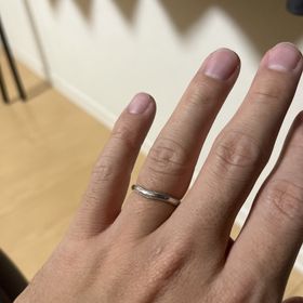 【エクセルコダイヤモンド(EXELCO DIAMOND)の口コミ】 アンティーク調ベースのミル打ちが特徴的な指輪です。
ダイヤモンドのある…