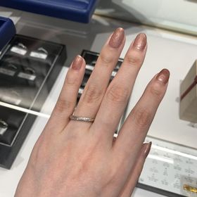 【銀座ダイヤモンドシライシの口コミ】 本来は左右にダイヤが入るのが正面の向きですが、自分は写真のようにダイ…