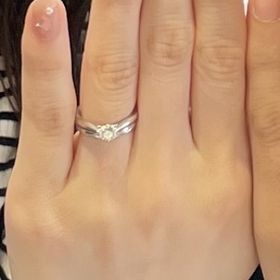 【アイプリモ(I-PRIMO)の口コミ】 ストレートタイプで斜めにダイヤの入ったデザイン。違う会社の婚約指輪を…