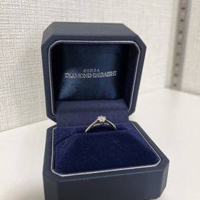 【銀座ダイヤモンドシライシの口コミ】 ダイヤモンドを支えるような台座の形になっていて、それが２人で支え合う…