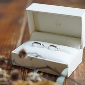 【THREE TREES(スリーツリーズ)の口コミ】 指輪のデザインは今後ずっと身に付けられるように、シンプルにし、また色…