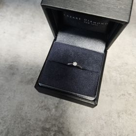 【ラザール ダイヤモンド(LAZARE DIAMOND)の口コミ】 ダイヤの部分に向かって、きゅっとしぼられているため、ダイヤが大きく見…