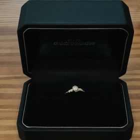 【銀座ダイヤモンドシライシの口コミ】 重ね付けして使えるものを探していました！同じウーノシリーズで婚約指輪…