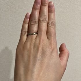 【ケイウノ ブライダル(K.UNO BRIDAL)の口コミ】 少しカーブをしているので指を細く見せてくれる。規制品はダイヤモンドが…