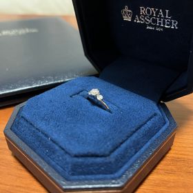 【ROYAL ASSCHER(ロイヤル・アッシャー)の口コミ】 旦那さんがサプライズでプロポーズしてくれた際にもらいました。指輪のデ…