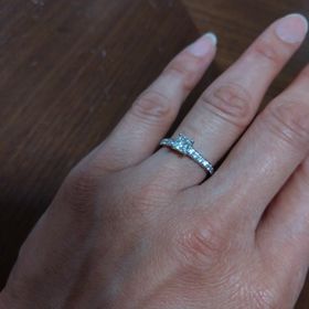 【宝寿堂(ほうじゅどう)の口コミ】 大きなプリンセスカットのメインダイヤに、メインに向けて大きくなるメレ…