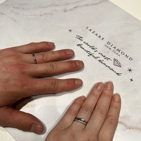 【ラザール ダイヤモンド(LAZARE DIAMOND)の口コミ】 夫の希望もあり、婚約指輪と同じお店にしました。
毎日つける結婚指輪にも…