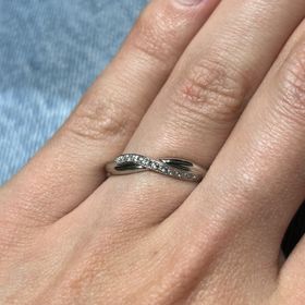 【ラザール ダイヤモンド(LAZARE DIAMOND)の口コミ】 デザインやフィット感がよかった。ウェーブで丸みがかっているからか、か…