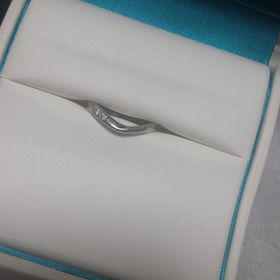 【銀座ダイヤモンドシライシの口コミ】 指が短いのが悩みで、Vラインのものを選びました。
ダイヤが二つ小さいも…