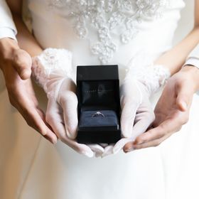 【ラザール ダイヤモンド(LAZARE DIAMOND)の口コミ】 シンプルでありながらも、流れるようなデザインで指が綺麗に見えます。
ダ…