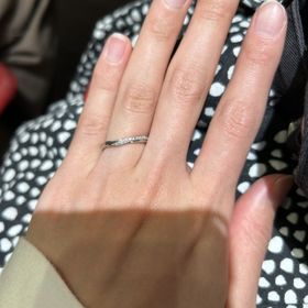 【銀座ダイヤモンドシライシの口コミ】 ねじれているデザインに惹かれました。
シンプルでありながらも、真っ直ぐ…
