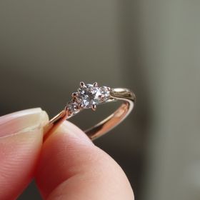 【ケイウノ ブライダル(K.UNO BRIDAL)の口コミ】 指輪のダイヤの下がリボンの形になっていて可愛いです。リングの色はピン…