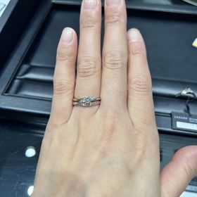 【ラザール ダイヤモンド(LAZARE DIAMOND)の口コミ】 もともと結婚指輪との重ね付けができるデザインで探してました。セットリ…