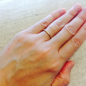 【AHKAH(アーカー)の口コミ】 華奢でシンプルなデザインながら、側面にプチダイヤが入っていて、

身に…