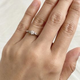 【アイプリモ(I-PRIMO)の口コミ】 ゆるやかなウェーブデザインで、指を綺麗に見せてくれる。
ダイヤと両サイ…