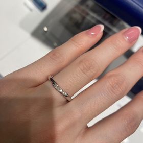 【銀座ダイヤモンドシライシの口コミ】 ダイヤモンドのついた部分が真ん中に光りながらも、周りはシンプルでどの…