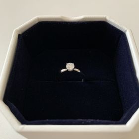 【4℃ BRIDAL(ヨンドシーブライダル)の口コミ】 ダイヤモンドの4点留めで光を取り込んで、キレイにみえます！
シンプルな…