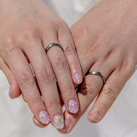 【雅-miyabi- の口コミ】 洗練されたV字のデザインで指が綺麗に見えると思います。また指輪の周囲（…