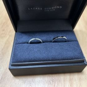 【ラザール ダイヤモンド(LAZARE DIAMOND)の口コミ】 デザイン的に指がとても長く綺麗に見えます。ハーフエタニティリングなの…