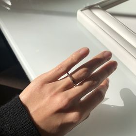 【HOSHI no SUNA 星の砂(ほしのすな)の口コミ】 カットラインが光にあたるとキラキラしていました。似たようなデザインは…