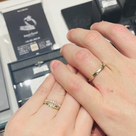 【銀座ダイヤモンドシライシの口コミ】 シルバーとゴールドのミックスに素材で、すこし捻ったデザインがとても可…