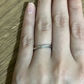 【ケイウノ ブライダル(K.UNO BRIDAL)の口コミ】 指輪の太さが細身なので、普段指輪をつける習慣が無くても、違和感なく快…