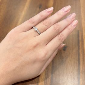 【ラザール ダイヤモンド(LAZARE DIAMOND)の口コミ】 ハーフエタニティでキラキラしつつ、上品さもあってとてもお気に入りです…