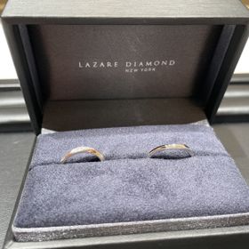 【ラザール ダイヤモンド(LAZARE DIAMOND)の口コミ】 歳を重ねてもつけれるデザインを探していました。ウェーブ型なので、指が…