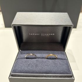 【ラザール ダイヤモンド(LAZARE DIAMOND)の口コミ】 シンプルながらデザイン性のある指輪を探していて辿り着きました！
V字デ…