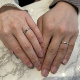 【HOSHI no SUNA 星の砂(ほしのすな)の口コミ】 男性の指輪はシンプルなものが多いかと思いますが、少しウェーブのかかっ…