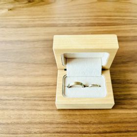 【uchimari(ウチマリ)の口コミ】 平打ちのスッキリしたデザイン。コンビスタイルで、1/6ずつお互いの指輪の…