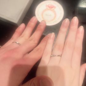 【ケイウノ ブライダル(K.UNO BRIDAL)の口コミ】 女性の方の指輪のデザインとして、指輪を着けたときに、両側にストーンが…