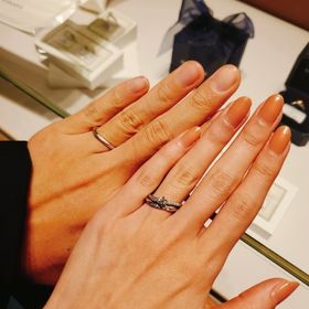 【銀座ダイヤモンドシライシの口コミ】 ウェーブデザインにメレダイヤが流れるようにつけられているので、指がキ…