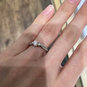 【STAR JEWELRY(スタージュエリー)の口コミ】 真ん中のダイヤがキラキラで可愛いかったのと、スタージュエリーさんらし…