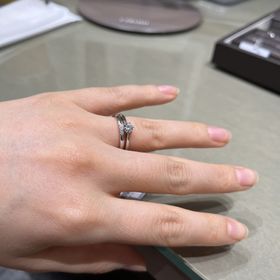 【アイプリモ(I-PRIMO)の口コミ】 シンプルなデザインで、婚約指輪も結婚指輪と一緒に付けても派手になりす…