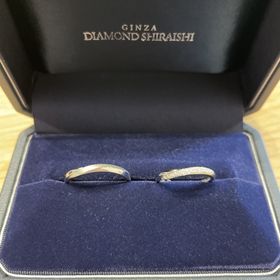 【銀座ダイヤモンドシライシの口コミ】 斜めにダイヤが入っているため、指輪が少し動いて位置がずれても違和感が…