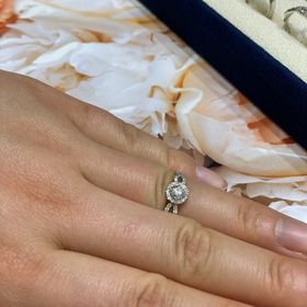 【ヴァンドーム青山(VENDOME AOYAMA)の口コミ】 ダイヤモンド一石のデザインは嫌だったので、ダイヤモンドの周りにも縁取…