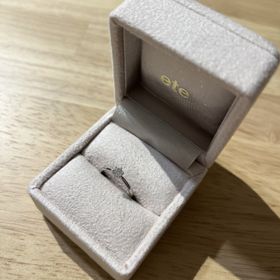 【ete(エテ)】の口コミ 普段のお出かけ時でも付けられる丁度いいダイヤの大きさで、ふと手を見た時...