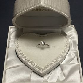 【LEHAIM(レハイム)の口コミ】 立て爪のソリティアで、至ってシンプルなデザインですが、それゆえにダイ…