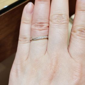 【4℃ BRIDAL(ヨンドシーブライダル)の口コミ】 指が太いのが気になってることを店員さんへ相談し、このデザインを提案し…
