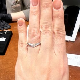 【TRECENTI(トレセンテ)の口コミ】 デザインがV字で可愛いのと、ダイヤが大きくて目立つところがポイントです…