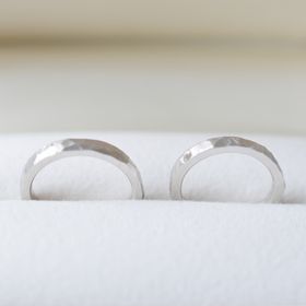 【CRAFY(クラフィ)の口コミ】 デザインは元々欲していた槌目のデザインにしました。
価格は一般的な結婚…