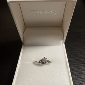 【MILK&Strawberry(ミルクアンドストロベリー)の口コミ】 シンプルですが、ダイヤが輝いておりとても綺麗です。
ピンクサファイアに…