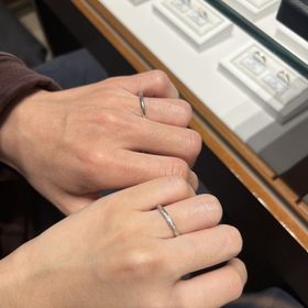 【エクセルコダイヤモンド(EXELCO DIAMOND)の口コミ】 試着したものは、斜めにカットが入ってそこにダイヤを埋め込んだ形がオシ…