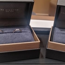 【ラザール ダイヤモンド(LAZARE DIAMOND)の口コミ】 いくつになっても着けられるようにシンプルなデザインを選びました。
ダイ…